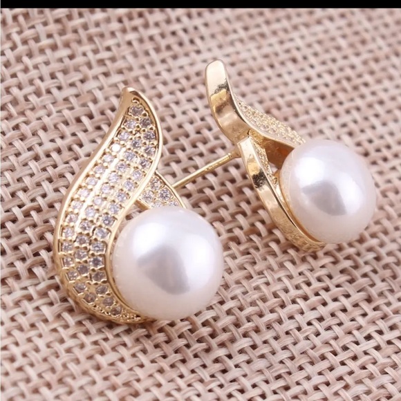 Gold Sparkly Cubic Zircon Pearl tear Drop Sparkly New - Picture 1 of 8